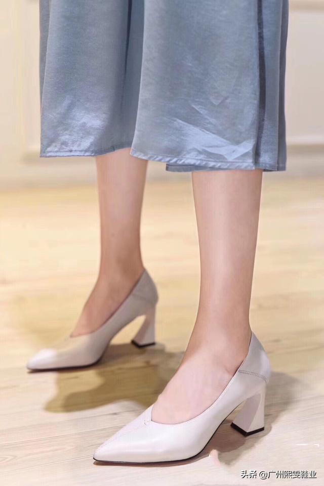 春季穿粉色系的蕾丝丝袜配什么样的高跟鞋好看？，不穿裙子怎么搭配丝袜最性感？
